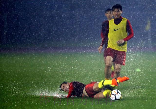 国足冒雨备战 里皮满意球队训练表现